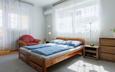 Baum: Möbel, Bett, Schlafzimmer, Interior Design, Flooring, Fussboden, Bedding, Holz, Bettdecke, Zimmer