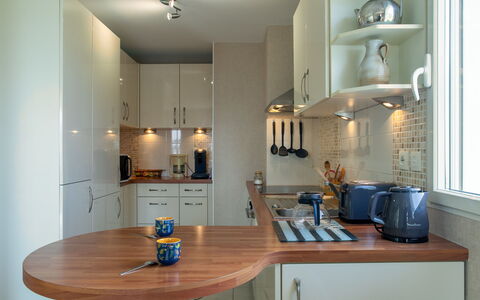 Entre Port et Plages: Countertop, Küchengerät, Küche, Cabinetry, Interior Design, Möbel, Flooring, Major Appliance, Holz, Light Fixture