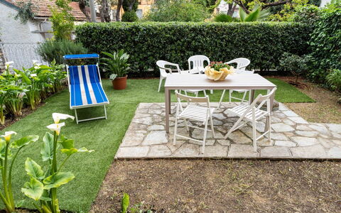 Casa del Mare: Möbel, Gartenmöbel, Stuhl, Garten, Strauch, Tisch Im Freien, Tabelle, Rasen, Hinterhof