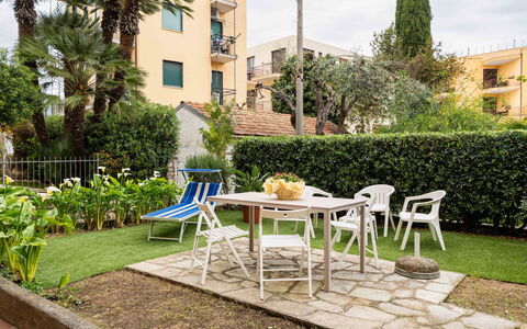 Casa del Mare: Möbel, Strauch, Gartenmöbel, Garten, Stuhl, Schatten, Rasen, Garten, Hinterhof, Landscaping
