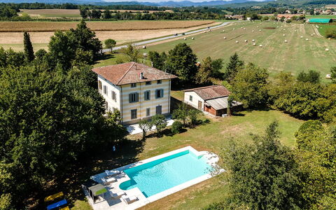 Villa Amelia: Gebäude, Haus, Wohngebiet, Zuhause, Schwimmbad, Estate, Menschliche Siedlung, Bauernhaus, Hütte, Rasen