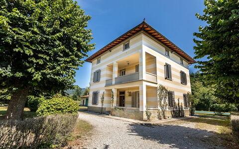 Villa Amelia: Zuhause, Haus, Wohngebiet, Strauch, Tür, Estate, Hütte, Bauernhaus, Garten, Landscaping