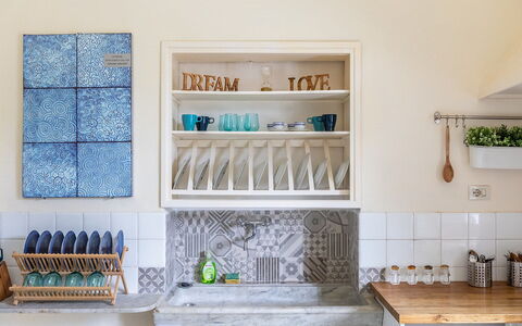 Villa Amelia: Küche, Interior Design, Regale, Countertop, Regal, Farbe, Holzbeize, Natürliches Material, Keramik, Fliese