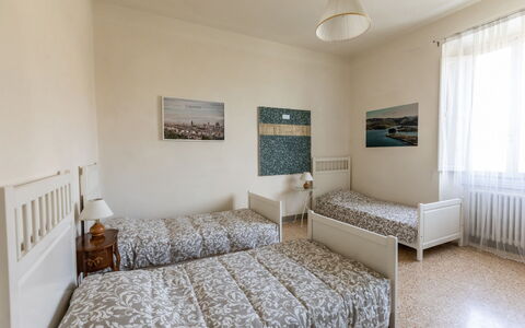 Villa Amelia: Bett, Schlafzimmer, Wand, Möbel, Interior Design, Holz, Fussboden, Bettdecke, Bedding, Flooring