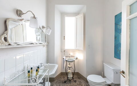 Villa Amelia: Badezimmer, Wand, Armatur, Interior Design, Flooring, Installation, Fussboden, Zapfhahn, Sinken, Zuhause