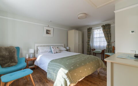 Seaforth: Möbel, Bett, Interior Design, Schlafzimmer, Fussboden, Flooring, Bedding, Bettdecke, Wand, Zimmer