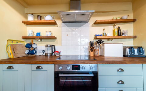 Seaforth: Küche, Küchengerät, Countertop, Major Appliance, Cabinetry, Interior Design, Flooring, Holz, Herd, Haushaltsgerät