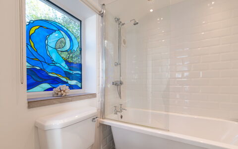 Seaforth: Badezimmer, Badewanne, Wand, Armatur, Interior Design, Flooring, Fussboden, Installation, Zapfhahn, Verbundwerkstoff