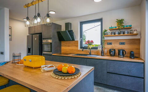 Villa Noel: Küche, Countertop, Interior Design, Holz, Möbel, Flooring, Cabinetry, Küchengerät, Decke, Haushaltsgerät