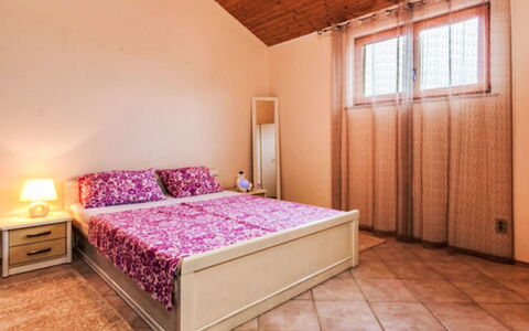 Paola: Interior Design, Bett, Fussboden, Möbel, Schlafzimmer, Flooring, Holz, Zimmer, Decke, Bettdecke