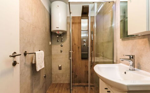 Paola: Badezimmer, Armatur, Bad Sink, Flooring, Wand, Fussboden, Interior Design, Toilette, Sinken, Zapfhahn