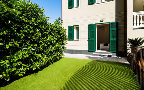 Libeccio: Wohngebiet, Strauch, Dach, Zuhause, Hütte, Auffahrt, Estate, Abstellgleis, Landscaping, Garten