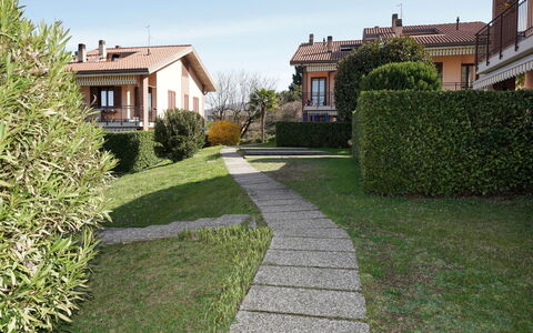 Casa Rigo: Gras, Strauch, Wohngebiet, Haus, Zuhause, Garten, Grundstueck, Ground, Rasen, Landscaping