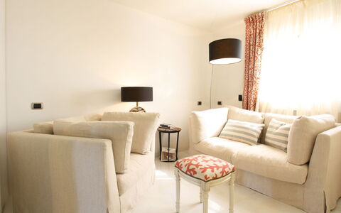 Villino Sonia: Möbel, Interior Design, Couch, Wand, Wohnzimmer, Holz, Flooring, Zimmer, Fussboden, Textil