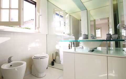 Villino Sonia: Interior Design, Armatur, Badezimmer, Flooring, Bad Sink, Sinken, Fussboden, Spiegel, Zapfhahn, Installation