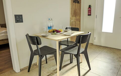 Huus Chloster, Apt Niesen: Möbel, Flooring, Holz, Fussboden, Tabelle, Stuhl, Interior Design, Küche & Esszimmer Tisch, Esszimmer, Holzbeize