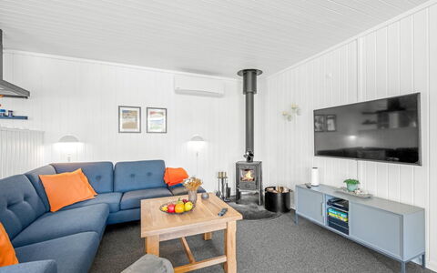 Brodde - 300M from the Sea: Holz, Interior Design, Decke, Möbel, Flooring, Zuhause, Wohnzimmer, Couch, Fussboden, Beleuchtung