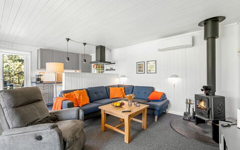 Brodde - 300M from the Sea: Möbel, Holz, Interior Design, Couch, Decke, Flooring, Wohnzimmer, Fussboden, Zimmer, Beleuchtung