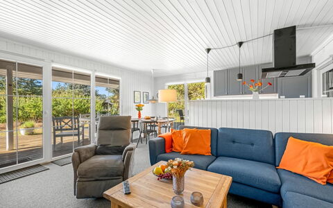 Brodde - 300M from the Sea: Möbel, Interior Design, Flooring, Holz, Decke, Couch, Fussboden, Tabelle, Holzboden, Wohnzimmer