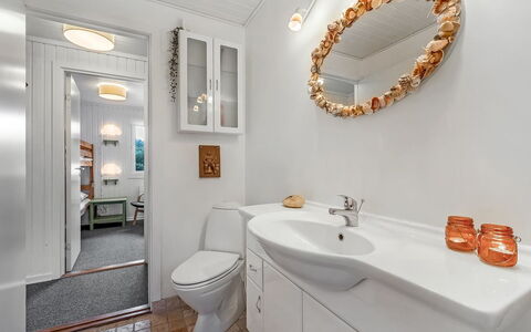Brodde - 300M from the Sea: Interior Design, Wand, Armatur, Flooring, Bad Sink, Fussboden, Badezimmer, Badezimmerschrank, Decke, Sinken