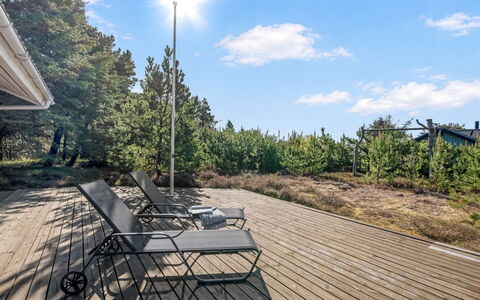 Brodde - 300M from the Sea: Gartenmöbel, Holzboden, Deck, Hartholz, Sonnenlicht, Schatten, Stuhl, Planke, Garten, Landscaping