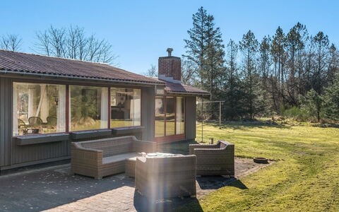 Thorvor - 400M from the Sea: Zuhause, Grundstueck, Dach, Hütte, Veranda, Garten, Estate, Schatten, Garten, Landscaping