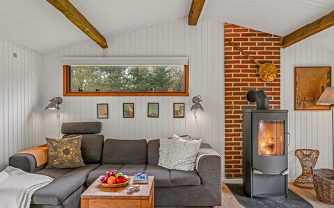 Thorvor - 400M from the Sea: Holz, Flooring, Möbel, Interior Design, Couch, Fussboden, Feuerstelle, Wohnzimmer, Zimmer, Decke
