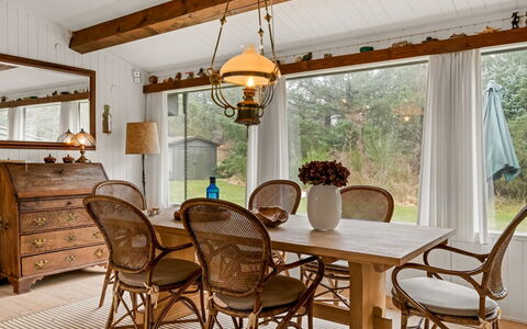 Thorvor - 400M from the Sea: Möbel, Interior Design, Holz, Tabelle, Decke, Stuhl, Flooring, Beleuchtung, Esszimmer, Light Fixture