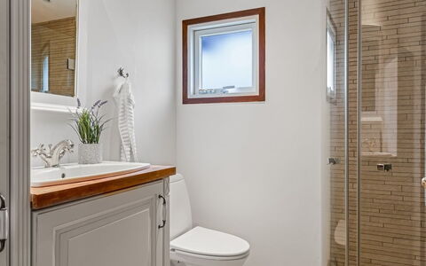Thorvor - 400M from the Sea: Badezimmer, Armatur, Wand, Flooring, Fussboden, Interior Design, Zapfhahn, Sinken, Installation, Spiegel