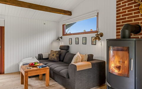 Thorvor - 400M from the Sea: Flooring, Holz, Interior Design, Couch, Fussboden, Möbel, Decke, Wohnzimmer, Zimmer, Beleuchtung