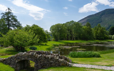 Farmburn: Grün, Gewässer, Natur, Natürliche Landschaft, Natürlichen Umgebung, Landschaft, Bank, Brücke, Garten