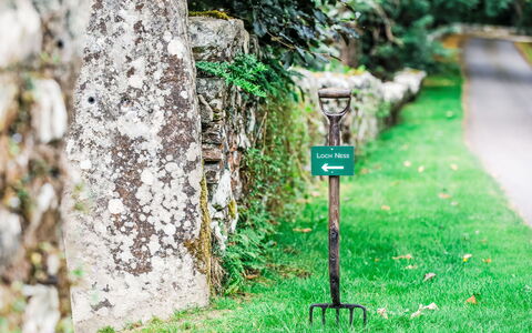 Farmburn Bothy: Grün, Strauch, Ground, Garten, Rasen, Krautige Pflanze, Landscaping, Schild, Park, Botanischer Garten
