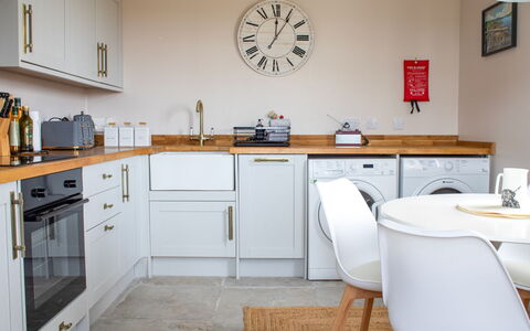 Taigh Mhurdaidh: Möbel, Holz, Interior Design, Cabinetry, Küche, Flooring, Countertop, Schrank, Zimmer, Holzbeize