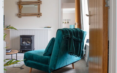 Taigh Mhurdaidh: Möbel, Holz, Interior Design, Cabinetry, Küche, Flooring, Countertop, Schrank, Zimmer, Holzbeize