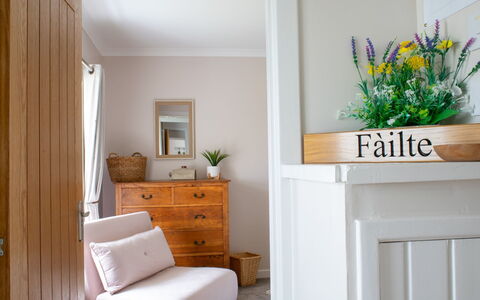 Taigh Mhurdaidh: Möbel, Holz, Interior Design, Cabinetry, Küche, Flooring, Countertop, Schrank, Zimmer, Holzbeize