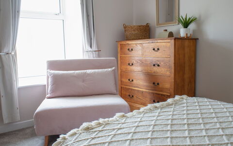 Taigh Mhurdaidh: Möbel, Holz, Interior Design, Cabinetry, Küche, Flooring, Countertop, Schrank, Zimmer, Holzbeize