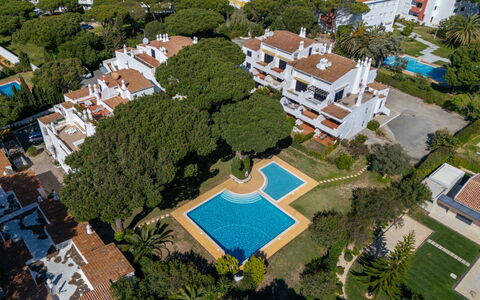 Solar Dos Pinheiros: Möbel, Holz, Interior Design, Cabinetry, Küche, Flooring, Countertop, Schrank, Zimmer, Holzbeize