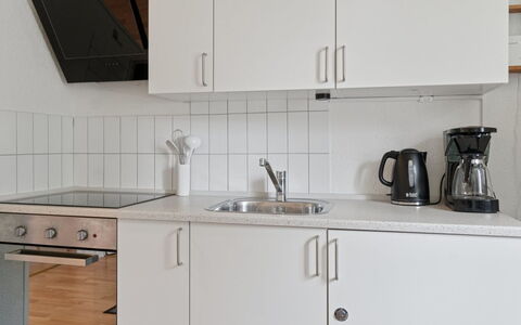 Felicia - 200M from the Sea: Küche, Küchengerät, Countertop, Holz, Major Appliance, Spüle, Flooring, Sinken, Interior Design, Cabinetry