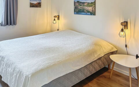 Felicia - 200M from the Sea: Bett, Möbel, Schlafzimmer, Bedding, Interior Design, Fussboden, Bettdecke, Flooring, Holz, Linens