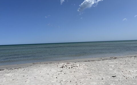 Felicia - 200M from the Sea: Blau, Daytime, Gewässer, Natürlichen Umgebung, Strand, Horizont, Meer, Küste, Küsten Und Ozeanische Forms