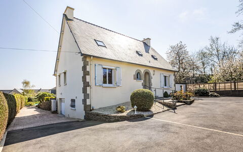 Martin: Wohngebiet, Strauch, Dach, Zuhause, Hütte, Auffahrt, Estate, Abstellgleis, Landscaping, Garten