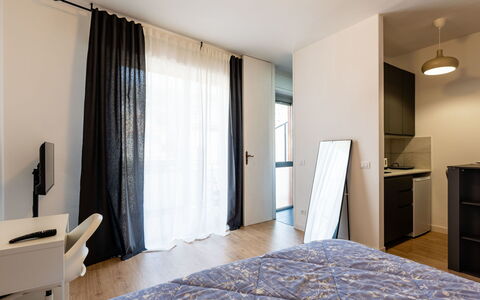 Modern Studio Nest: Wohngebiet, Strauch, Dach, Zuhause, Hütte, Auffahrt, Estate, Abstellgleis, Landscaping, Garten