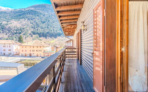 La Meridiana: Wohngebiet, Strauch, Dach, Zuhause, Hütte, Auffahrt, Estate, Abstellgleis, Landscaping, Garten