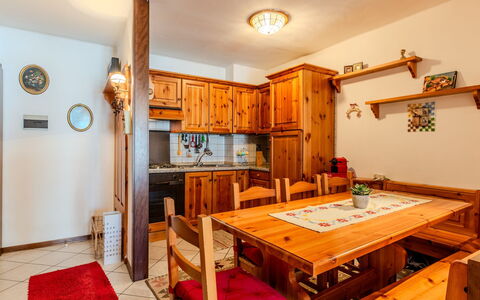 La Meridiana: Wohngebiet, Strauch, Dach, Zuhause, Hütte, Auffahrt, Estate, Abstellgleis, Landscaping, Garten