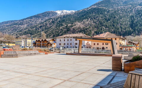 La Meridiana: Wohngebiet, Strauch, Dach, Zuhause, Hütte, Auffahrt, Estate, Abstellgleis, Landscaping, Garten
