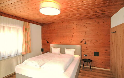 Manuel: Holz, Interior Design, Decke, Flooring, Fussboden, Light Fixture, Zimmer, Holzbeize, Schlafzimmer, Bett