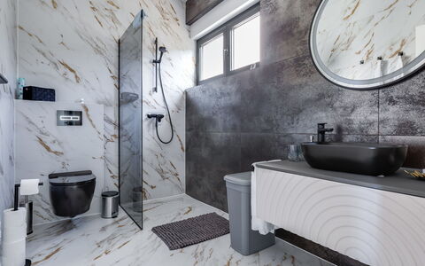 Giny: Armatur, Flooring, Interior Design, Fussboden, Zapfhahn, Sinken, Badezimmer, Fliese, Installation, Spiegel
