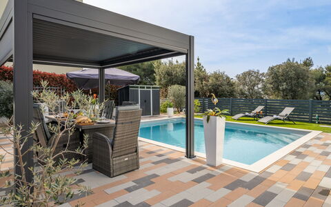 Giny: Gartenmöbel, Schatten, Schwimmbad, Terrasse, Stuhl, Outdoor Struktur, Pergola, Resort, Eco Hotel, Garten