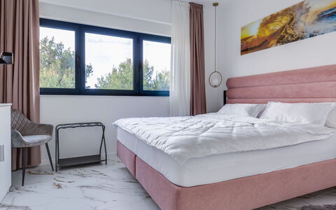 Giny: Bett, Schlafzimmer, Interior Design, Flooring, Fussboden, Möbel, Linens, Bedding, Bettdecke, Zimmer