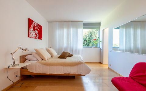 Stordita: Bett, Möbel, Schlafzimmer, Interior Design, Fussboden, Bedding, Wand, Flooring, Bettdecke, Textil